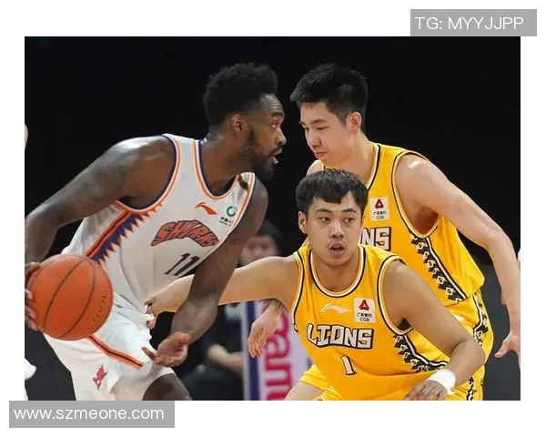 广厦与辽宁激战正酣实时比分更新带你直击比赛精彩瞬间